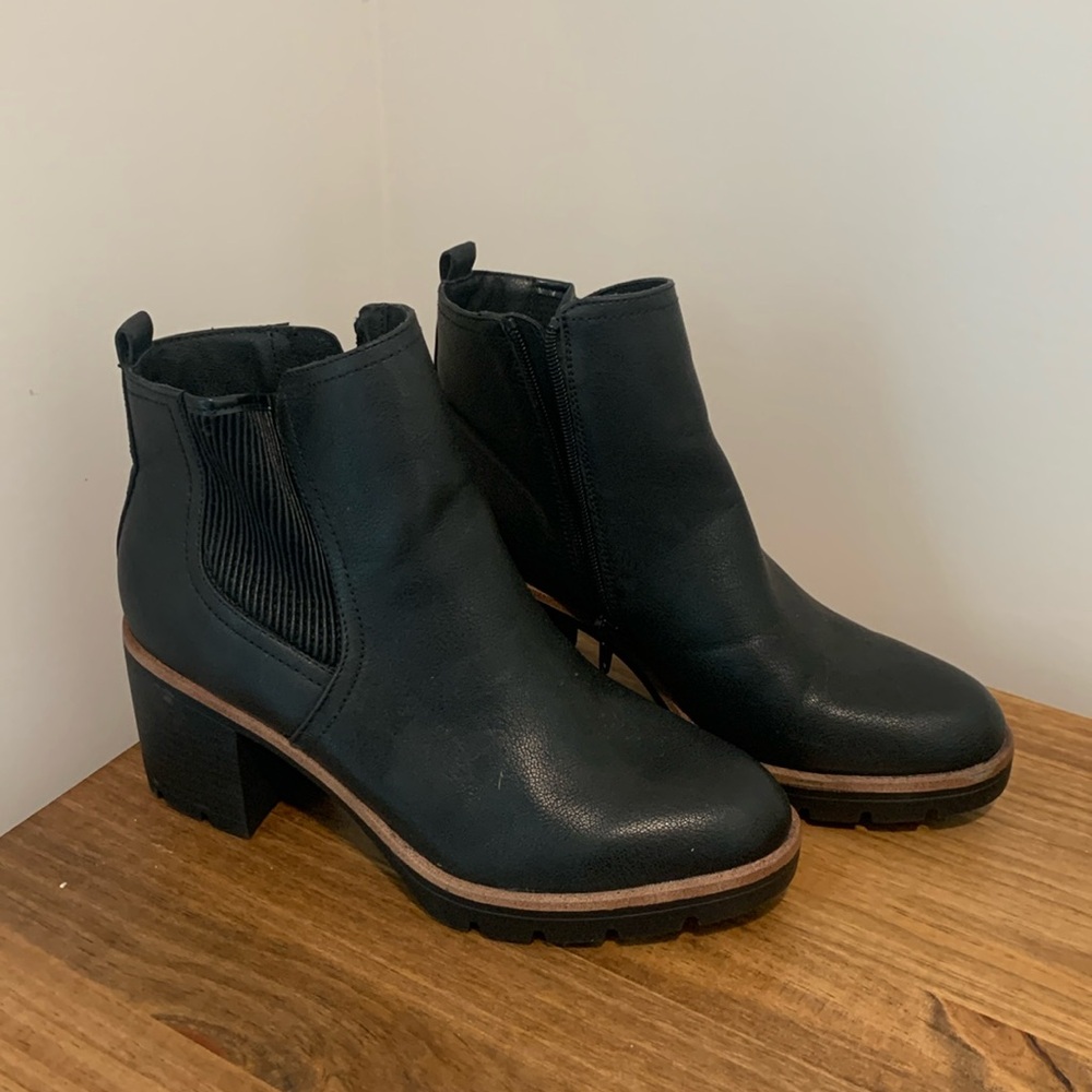 Naturalizer Madalynn Black Leather Heeled Ankle Boot, Size 10